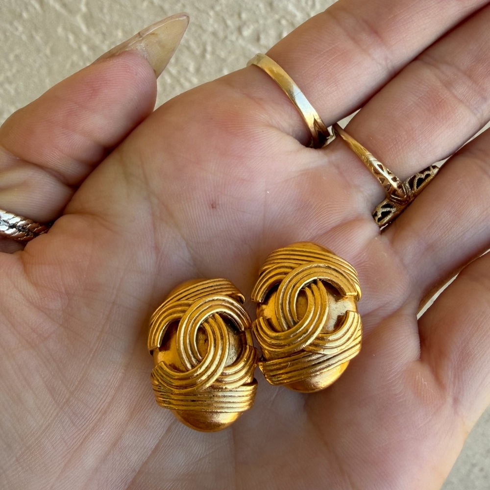 CHANEL Gold
1994 CC-embossed oval clip-on earrings